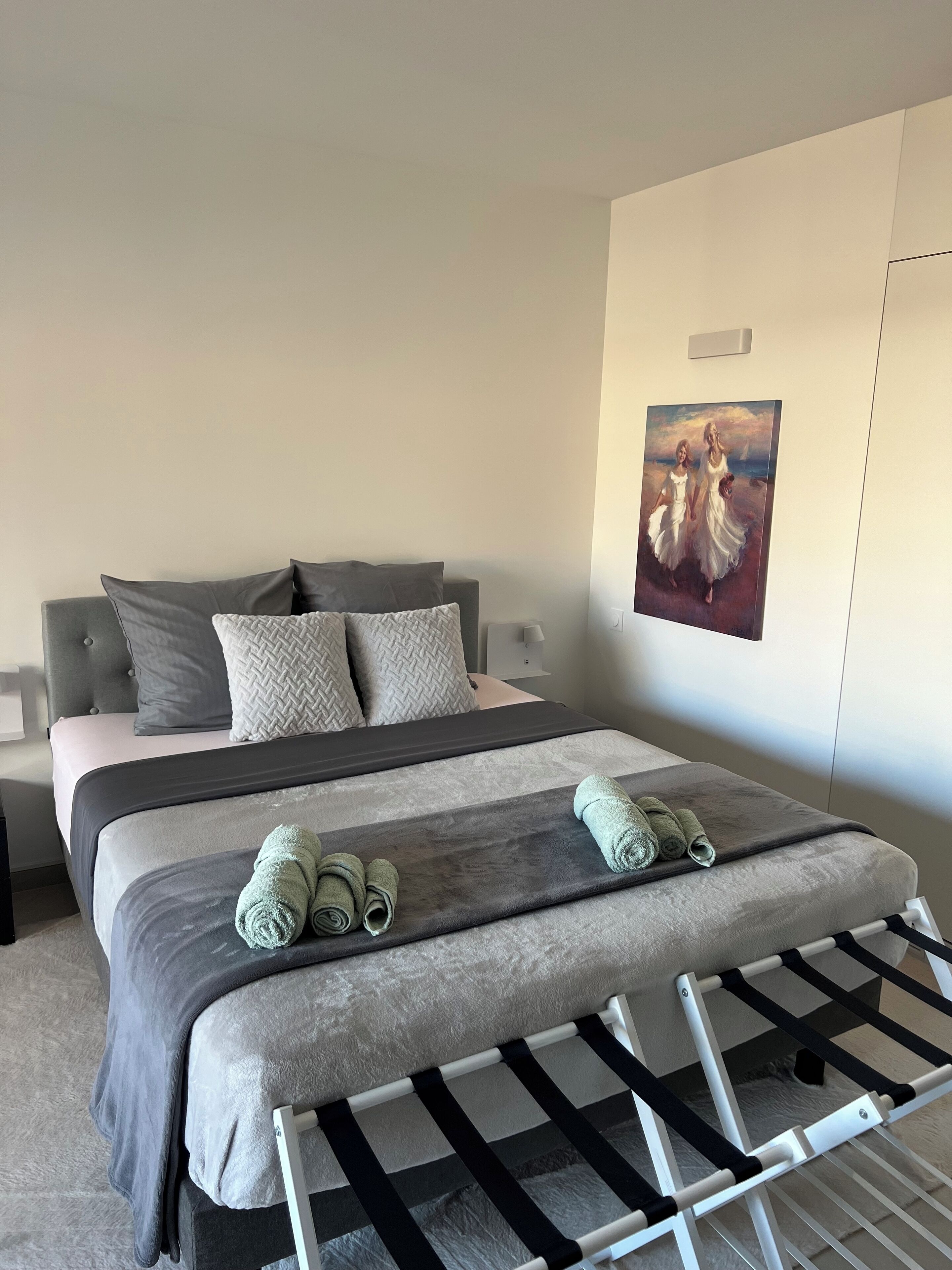 1 chambre, bureau, fer et planche à repasser, lit parapluie