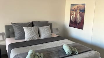 1 chambre, bureau, fer et planche à repasser, lit parapluie