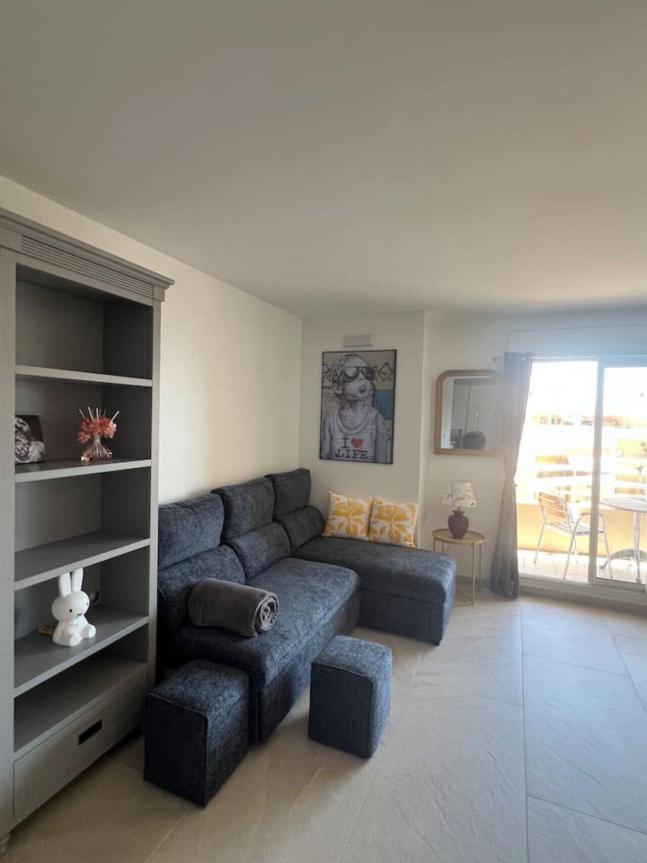 Tv, böcker och en stereo