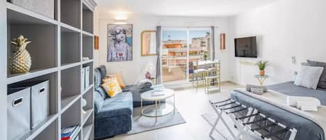 1 室のベッドルーム、デスク、アイロン / アイロン台、旅行用ベビーベッド