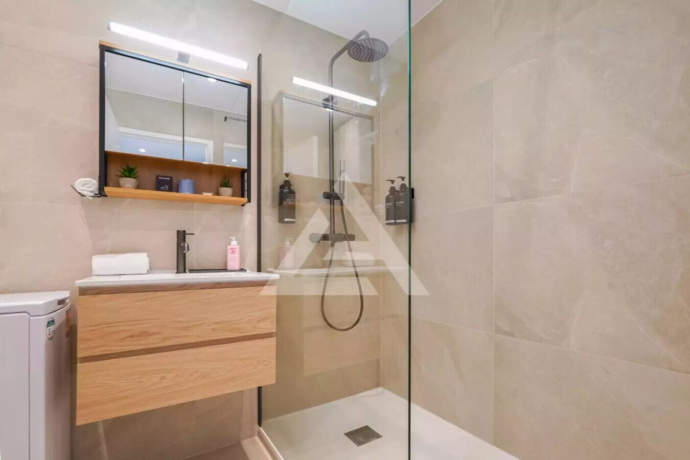 Een douche, een haardroger, handdoeken, zeep