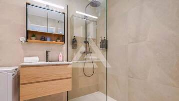 Een douche, een haardroger, handdoeken, zeep