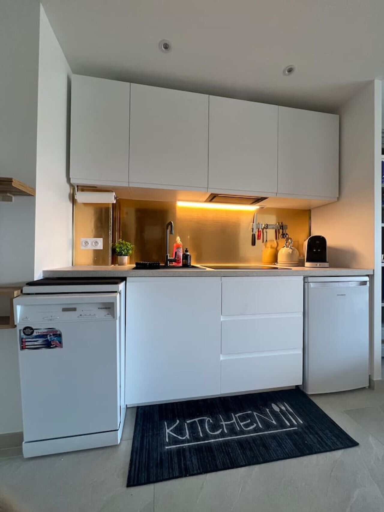 Réfrigérateur, micro-ondes, four, plaque de cuisson