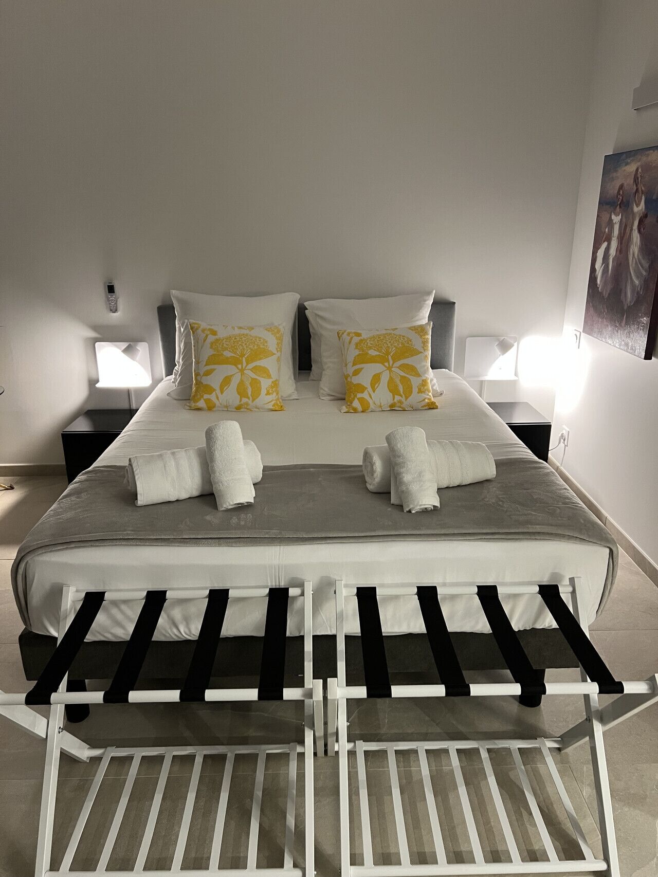 1 chambre, bureau, fer et planche à repasser, lit parapluie