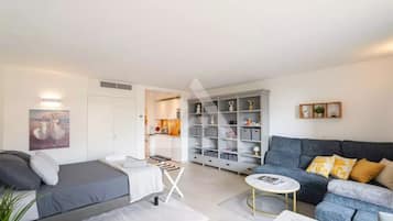 1 Schlafzimmer, Schreibtisch, Bügeleisen/Bügelbrett, Reisekinderbett