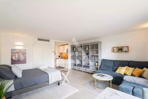 1 habitación, escritorio, tabla de planchar con plancha y cuna de viaje 