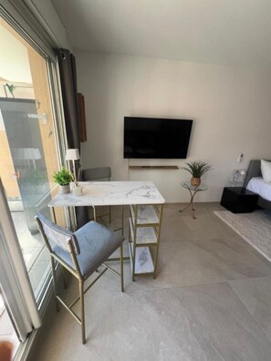 Interior - New large studio  sea view and lift and free parking (Beausoleil)