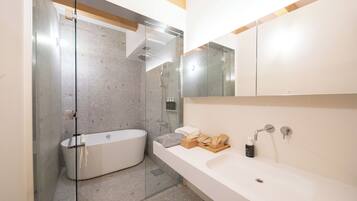 Chambre Supérieure avec lits jumeaux | Salle de bain | Sèche-cheveux, serviettes fournies, shampoing, papier toilette