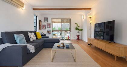 Vintage Soul - Spacious 5BR family retreat in Macgregor