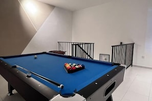 A pool table in a room with white walls and a black railing. - Senai 14pax The Joyous Home Pooltable Airport JPO (Senai)
