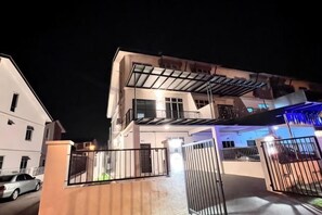 Unclassified image, 4 of 19, button - Senai 14pax The Joyous Home Pooltable Airport JPO (Senai)