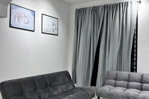 Living area - Senai 14pax The Joyous Home Pooltable Airport JPO (Senai)
