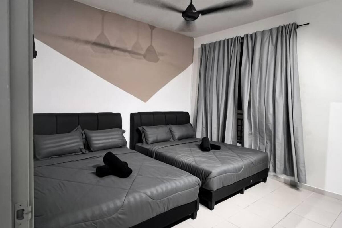 Ein Schlafzimmer mit zwei Betten, einem Deckenventilator und einem Fenster mit Vorhängen.