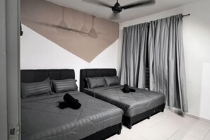A bedroom with two beds, a ceiling fan, and a window with curtains. - Senai 14pax The Joyous Home Pooltable Airport JPO (Senai)