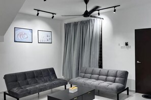 Living area - Senai 14pax The Joyous Home Pooltable Airport JPO (Senai)
