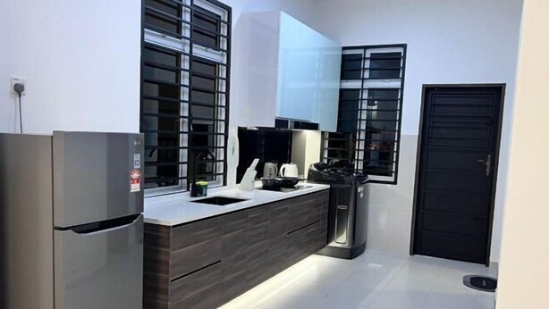 Private kitchen - Senai 14pax The Joyous Home Pooltable Airport JPO (Senai)