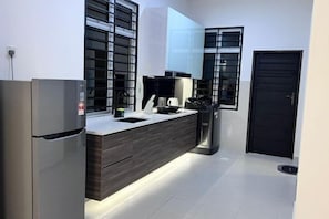 Private kitchen - Senai 14pax The Joyous Home Pooltable Airport JPO (Senai)