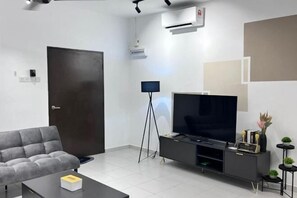 Interior - Senai 14pax The Joyous Home Pooltable Airport JPO (Senai)