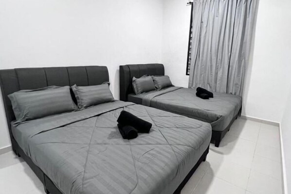 Room - Senai 14pax The Joyous Home Pooltable Airport JPO (Senai)
