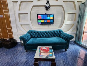 Kamar Double Deluks, balkon, pemandangan kolam renang | Meja kerja dan ruang kerja ramah laptop