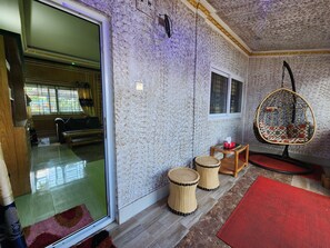 Comfort Double Room, Balcony, Pool View | Living area