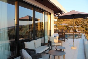 Terrace/patio - Cozy accommodation with stunning sea views and everything around is incomparable to see. (Utjeha-Bušat)