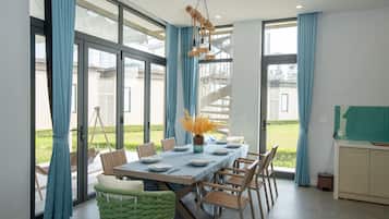 Deluxe Villa, 2 Bedrooms, Ocean View, Beachfront | Dining room