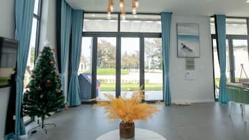 Villa Deluxe, 2 chambres, vue océan, en front de plage | Coin séjour | Télévision LED de 55 pouces avec chaßnes par cùble