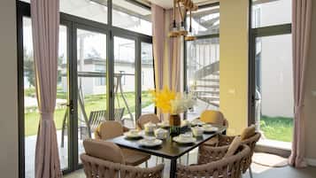 Deluxe Villa, 2 Bedrooms, Ocean View, Beachfront | Ruang tamu | 55 inci televisyen LED dengan kabel