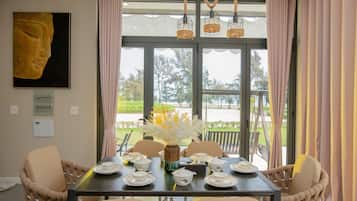 Villa Deluxe, 2 chambres, vue océan, en front de plage | Coin séjour | Télévision LED de 55 pouces avec chaßnes par cùble