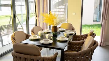 Deluxe Villa, 2 Bedrooms, Ocean View, Beachfront | Ruang tamu | 55 inci televisyen LED dengan kabel
