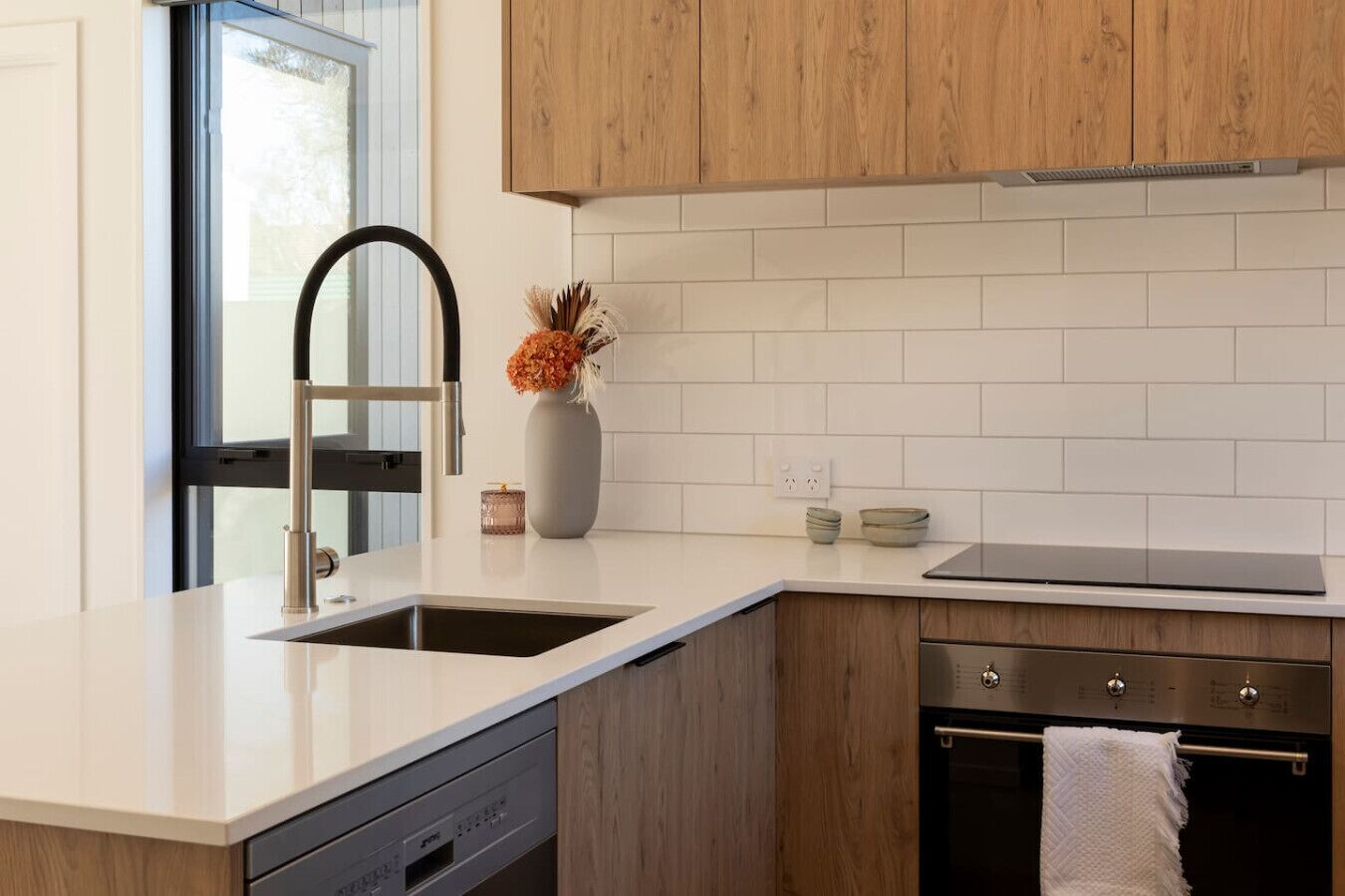 Jääkaappi, uuni, liesi, astianpesukone