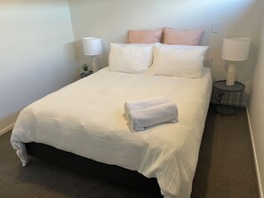 Een strijkplank/strijkijzer, wifi, beddengoed