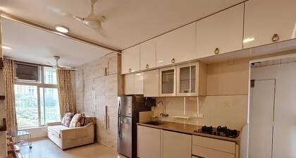 Cozy Studio apartment in charming Thane with AC - Pickmyghar