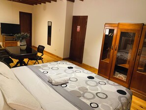 6 bedrooms, internet, bed sheets