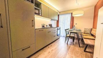 Four, lave-vaisselle, chaise haute