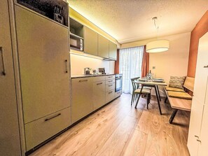 Four, lave-vaisselle, chaise haute