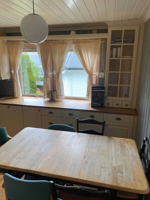Dining - Mountain Retreat in Brattvåg - Unwind in Nature (Brattvåg)
