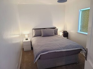 4 habitaciones, tabla de planchar con plancha y internet 