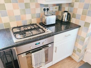 冷蔵庫、電子レンジ、オーブン、コンロ