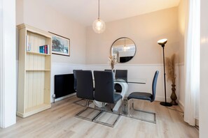 Apartment, 4 Bedrooms | Dining