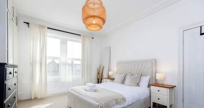 Bright 4-bedroom Maisonette in Gateshead