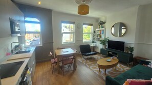 TV - Stylish 2-bed Victorian flat near Central London (London)