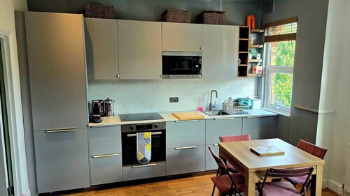 Stylish 2-bed Victorian flat near Central London