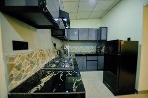 Fridge, stovetop, coffee/tea maker, electric kettle - Island Spoon, 5 min walk to Mirissa beach and restaurants  (Mirissa)