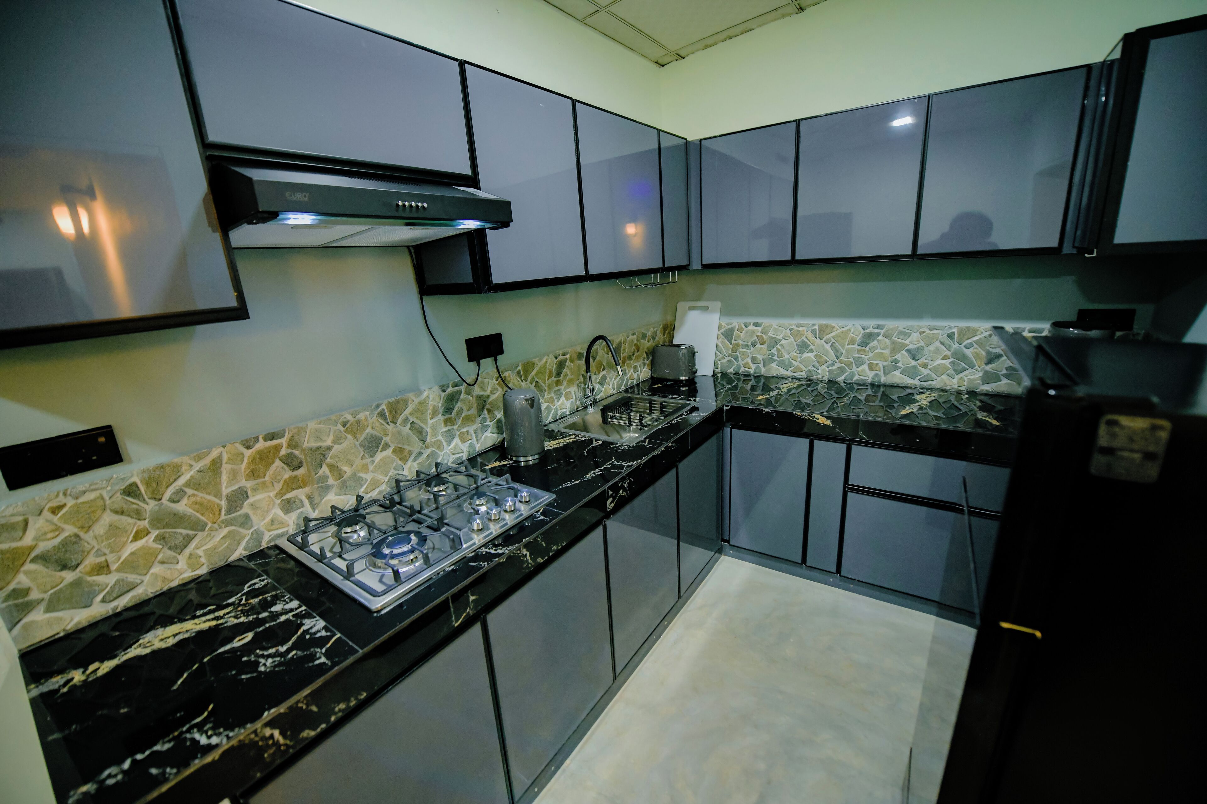 Réfrigérateur, plaque de cuisson, cafetière/bouilloire