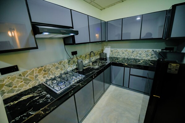 Fridge, stovetop, coffee/tea maker, electric kettle