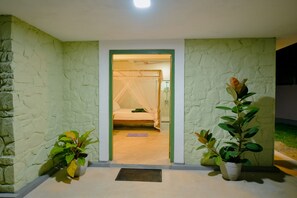 2 bedrooms, travel cot, free WiFi, bed sheets