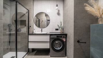Apartemen (60) | Kamar mandi | Shower dan handuk