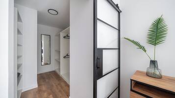 Apartment (60) | Schrank